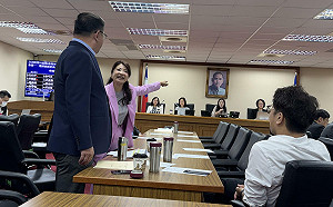 (影)外委會又爆衝突：王義川怒罵徐巧芯「爛召委」、沈伯洋看到笑開懷