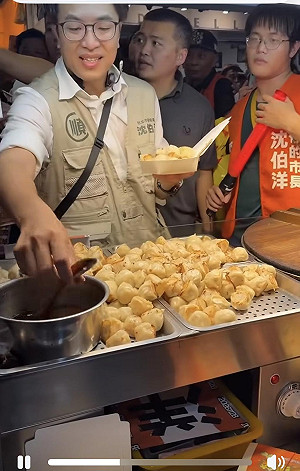 沈伯洋士林掃街「心繫醬油膏」！忙替民眾簽名仍惦記生煎包 網笑：看幾次笑幾次