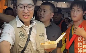 沈伯洋士林掃街「心繫醬油膏」！忙替民眾簽名仍惦記生煎包　網笑：看幾次笑幾次