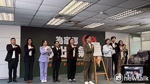 重現「進擊的巨人」經典手勢！沈伯洋領軍民進黨青年世代參選人簽署宣言