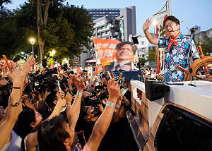 現場直擊》沈伯洋車掃直搗松信票倉 民權公園湧逾2萬人、吳崢稱參與人數達15萬