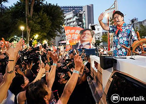 現場直擊》沈伯洋車掃直搗松信票倉 民權公園湧逾2萬人、吳崢稱參與人數達15萬