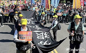 逾2千勞工不懼酷熱集結凱道 盼提高勞退雇提、分潤制度入法