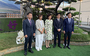 安倍昭惠五度造訪紅毛港保安堂 民眾列隊舉牌「歡迎回家」