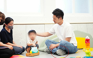 轟蔣萬安進遊戲區不脫鞋、抱嬰未護頸！律師：印證蘇傳臣說的 他什麼都不知道