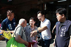 江啟臣合體藍營民代掃街東興市場 提20分鐘生活圈減輕家庭負擔