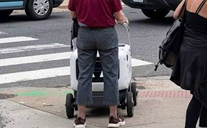 憂人類工作遭取代！美78歲退休教授當街擋Uber Eats機器人遭逮