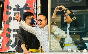 （影）沈伯洋童子瑋基隆合體「洋流童行」 防彈玻璃後向支持者致意