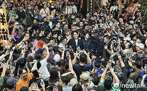（影）沈伯洋童子瑋合體慶安宮參香  現場支持者人潮擠爆