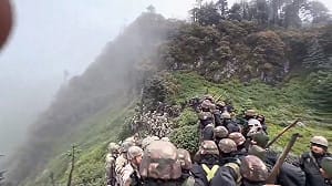 (影) 中印邊境最新對峙衝突影像曝光！ 解放軍慘遭狼牙棒圍毆 士兵遭俘虜