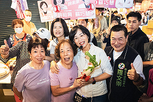 蘇巧慧前進永和溪洲市場掃街！攤商菜頭蔥蒜送不停 民眾高喊「全家都投給你！」