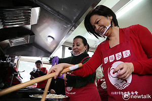 大明星+小花作羹湯送暖 這個食堂特別有星味