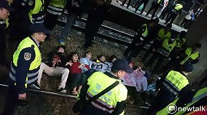 勞團臥軌抗議北車癱瘓 台鐵：影響19列車1.1萬人