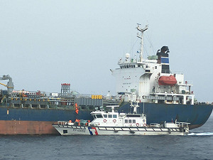 涉駁油北韓兩油輪 海巡登艦檢查後驅離外海
