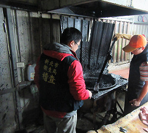噁心! 豬頭皮工廠用瀝青脫毛新北查封800公斤成品 (影)