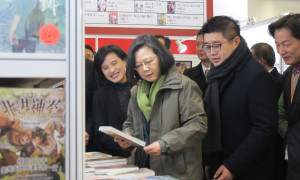 蔡英文逛台北書展  買了徐世榮的「土地正義」