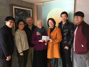 英籍教士獲頒梅花卡 32年奉獻實至名歸