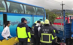 武陵賞櫻團車禍2人傷 客運送紅包給旅客壓驚