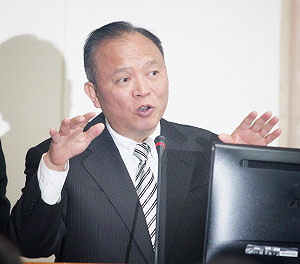 香蕉鳳梨價崩後搞神隱 林聰賢回應點燃農民怒火