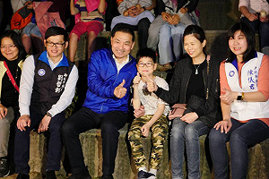 相挺拚市長！侯友宜揪里長議員碧潭賞水舞搏交情