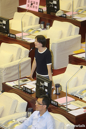 吳音寧答詢狂跳針 王鴻薇怒吼「妳在播錄音帶是不是！」