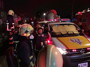 （凌晨最新）桃園平鎮工廠大火 救出3名消防人員送醫急救中