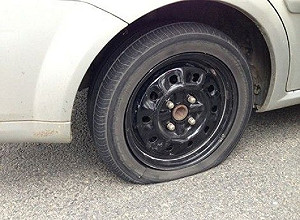 熱到爆？係金ㄟ！行車突爆胎自救三撇步