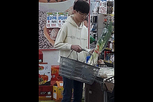 《英雄聯盟》一根蔥各自解讀？Faker上街買菜引發熱議