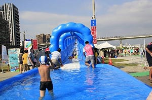 總長135公尺！新月橋夏日最狂滑水道開放報名
