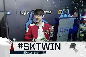 《英雄聯盟》SKT終止四連敗 網友熱議：Faker笑了！