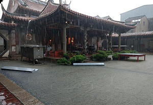 連日豪雨轟炸中台灣 鹿港龍山寺汪洋一片