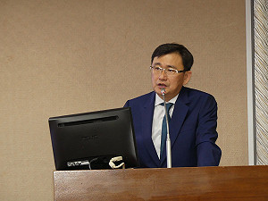 放鞭炮衝立法院 陳情民眾喊黃國書出來面對