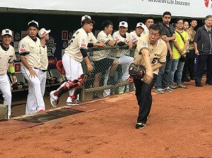 中職明星賽開球 柯文哲暴投 竟怪投手丘有高低差