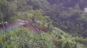 瑪莉亞颱風暴雨 新竹五峰山區道路坍塌交通管制