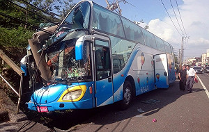 有保祐！嘉義42人進香團撞電線杆車頭毀人僅輕傷