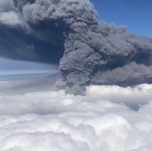 馬納洛火山噴發本周再增強 萬那杜撤離島上所有居民