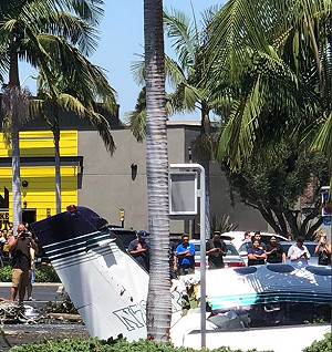 美國飛機墜毀購物中心 機上五人全數罹難身亡（影）