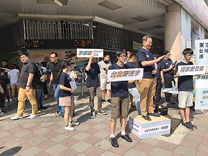 聲援東奧聲明公投連署 李錫錕團隊捷運站外擺攤