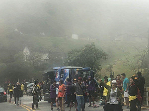 厄瓜多驚傳巴士翻覆撞毀 足球粉絲10人死亡