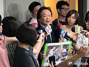 首揭辛酸秘辛! 王世堅 : 11年前跳海「父親已在醫院彌留」