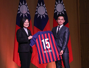 力挺林育葦圓足球夢 蔡總統鼓勵台巴球員交流