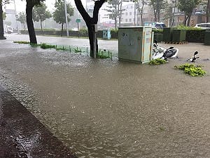 高雄大豪雨不停 班機取消水淹不停