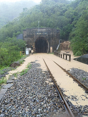 土石流緊急停駛！台鐵枋寮至大武改公路接駁
