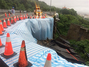 壽山橋面崩塌泥流沖刷 高市撤離山下居民