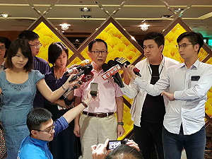 柯P酸「跟娃娃機有仇」！丁守中怒批：裝可愛