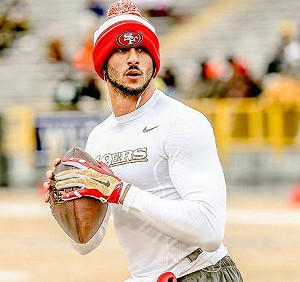 讓川普不開心? 唱國歌單膝下跪 NFL球員成Nike代言人