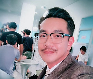 持毒懊悔落淚 藝人江俊翰三萬交保