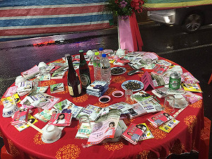 吃菜還是吃面紙！競選文宣塞桌面 李建昌：天啊！拚了！