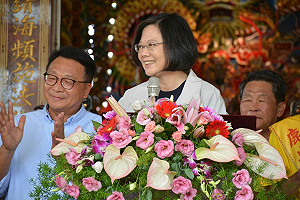 我打拼經濟讓人民過好生活！蔡英文宜蘭跑廟拉抬選情