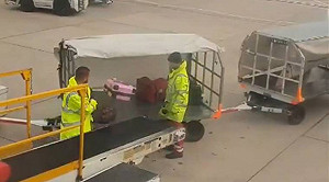 行李甩上運輸車撞凹 英國機場地勤搬運工遭解雇